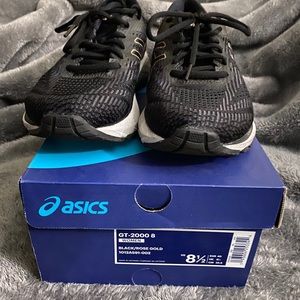 ASICS women GT2000. 8 1/2 worn twice!